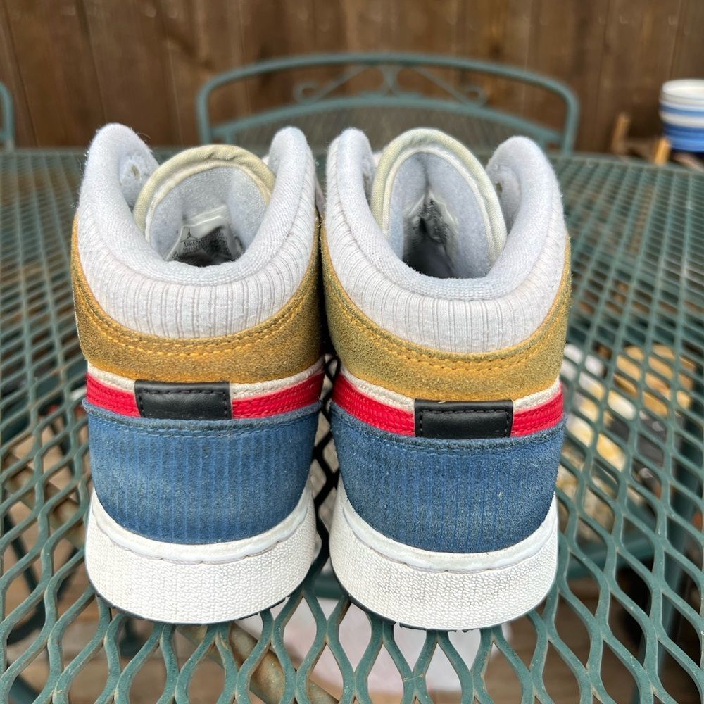 Nike Boys Kids Sneakers in Red, Green, and Gold 5Y - Picture 7 of 14